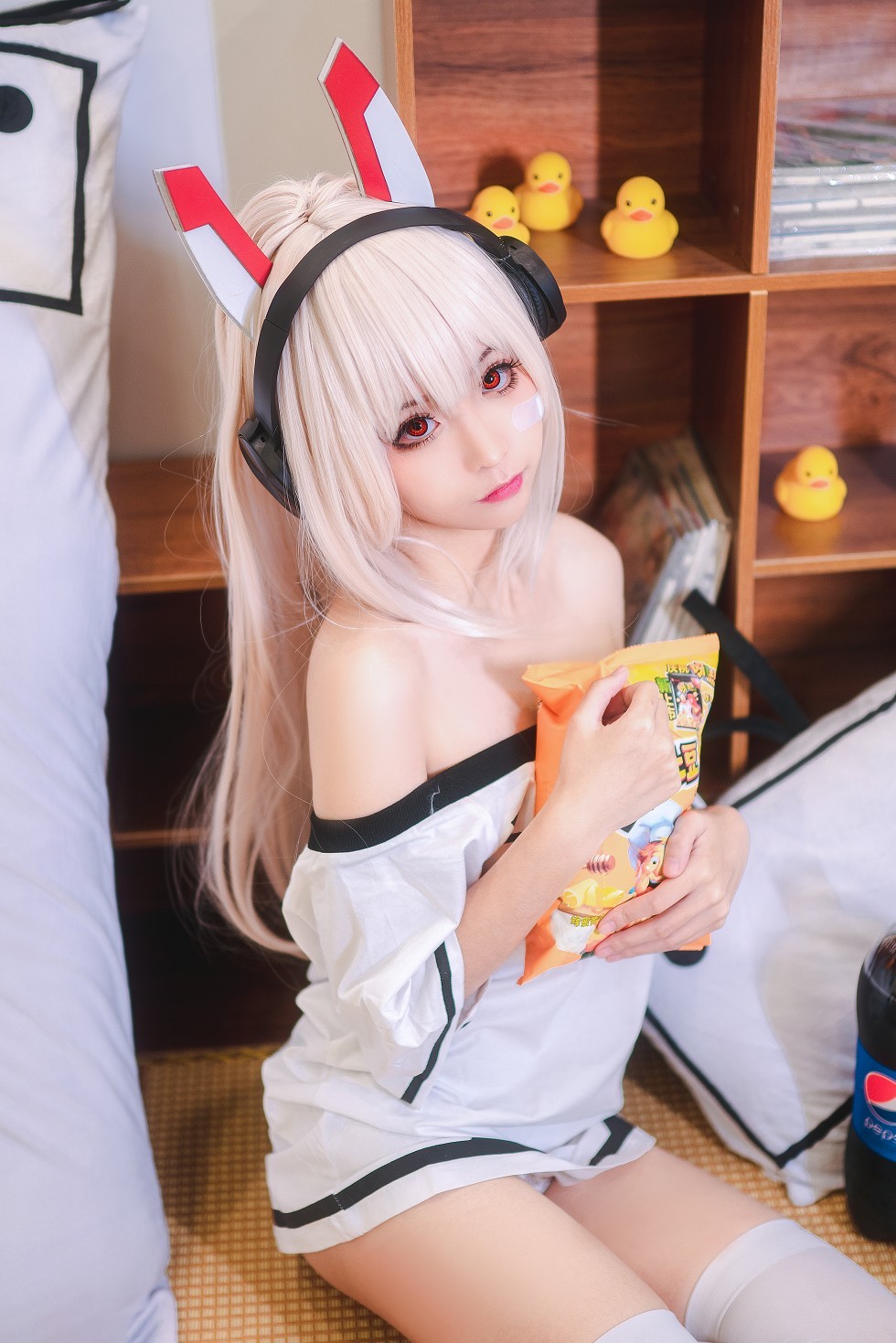 [喵糖映画]Vol.024_嫩模蠢沫沫Cosplay造型私房白色短袖配白丝袜性感写真41P