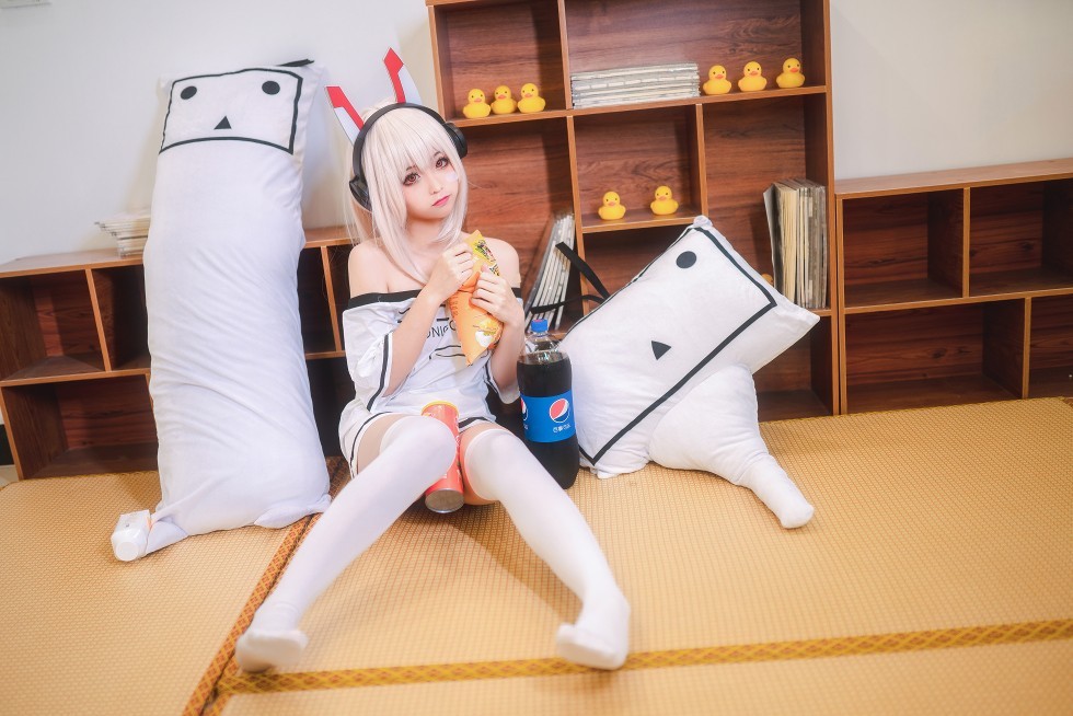 [喵糖映画]Vol.024_嫩模蠢沫沫Cosplay造型私房白色短袖配白丝袜性感写真41P