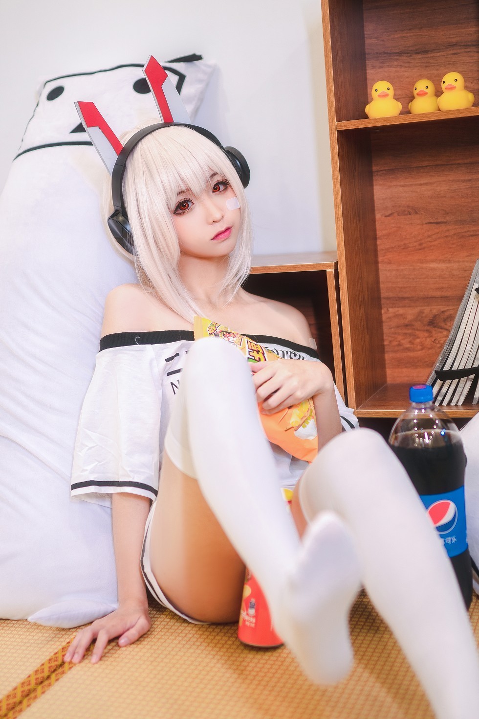 [喵糖映画]Vol.024_嫩模蠢沫沫Cosplay造型私房白色短袖配白丝袜性感写真41P