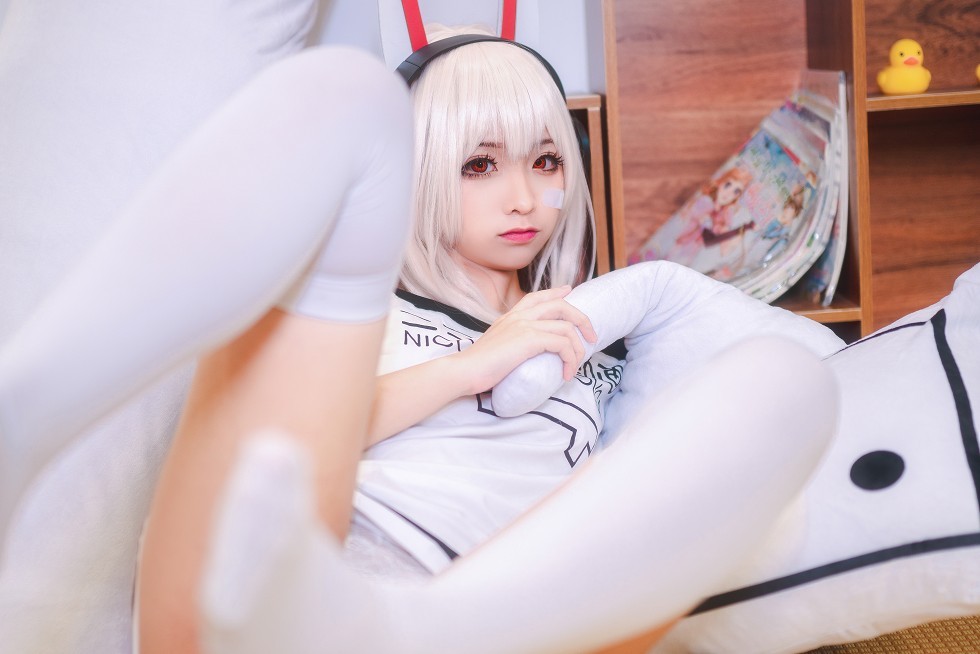[喵糖映画]Vol.024_嫩模蠢沫沫Cosplay造型私房白色短袖配白丝袜性感写真41P