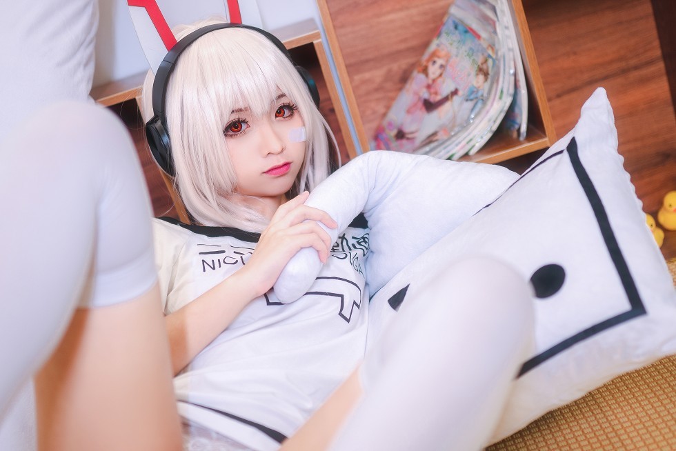 [喵糖映画]Vol.024_嫩模蠢沫沫Cosplay造型私房白色短袖配白丝袜性感写真41P