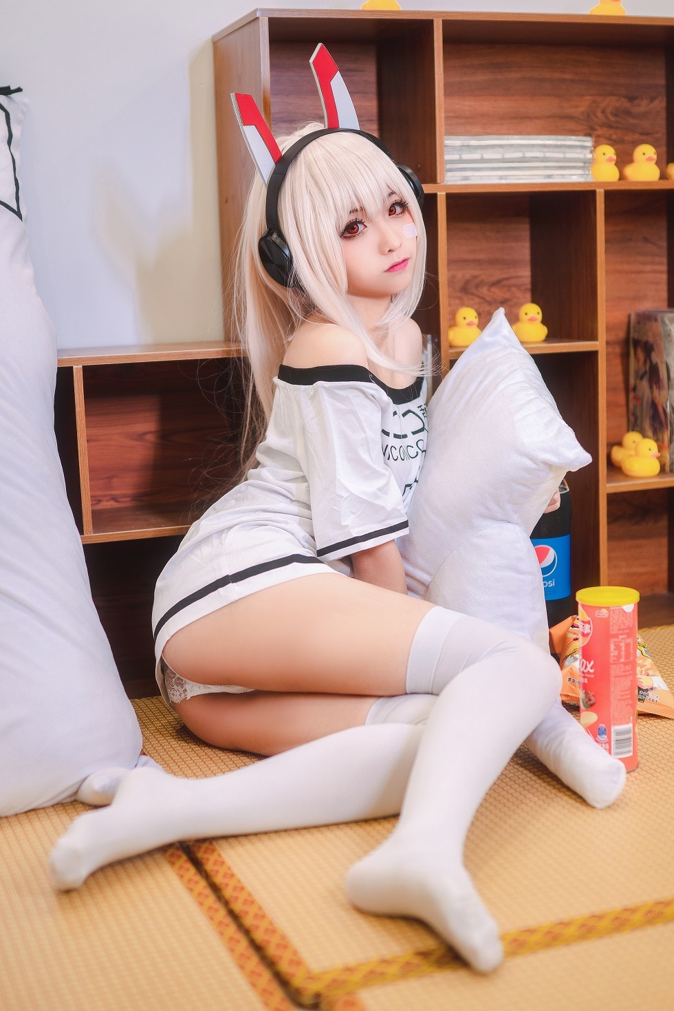 [喵糖映画]Vol.024_嫩模蠢沫沫Cosplay造型私房白色短袖配白丝袜性感写真41P