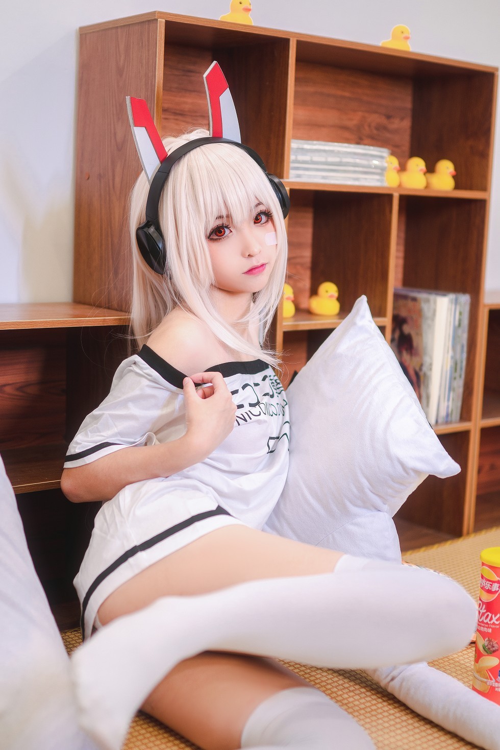 [喵糖映画]Vol.024_嫩模蠢沫沫Cosplay造型私房白色短袖配白丝袜性感写真41P