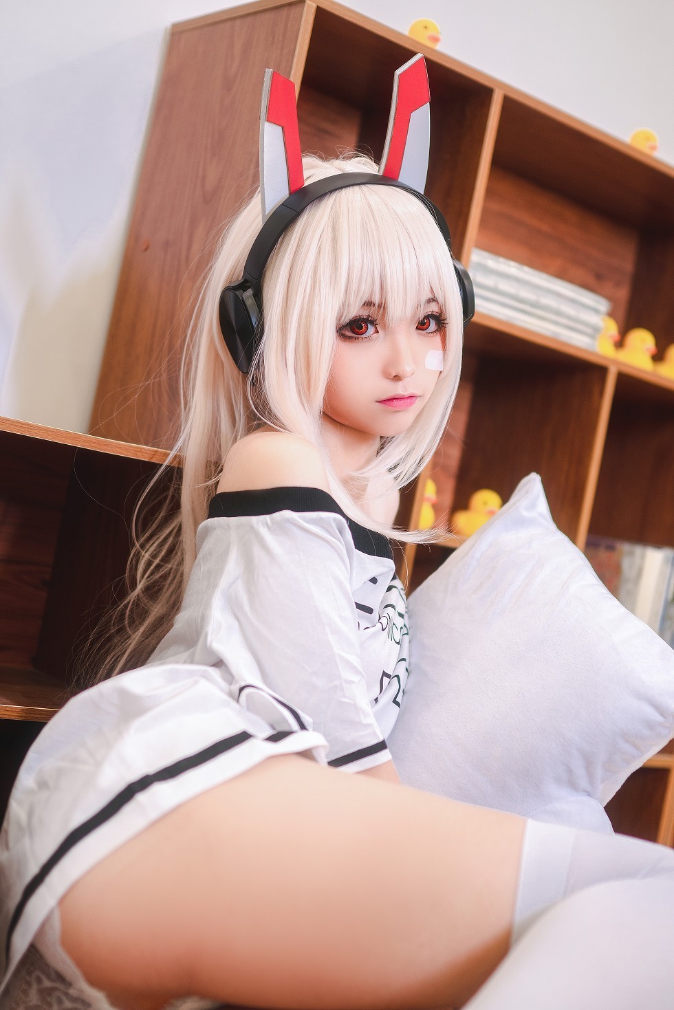 [喵糖映画]Vol.024_嫩模蠢沫沫Cosplay造型私房白色短袖配白丝袜性感写真41P