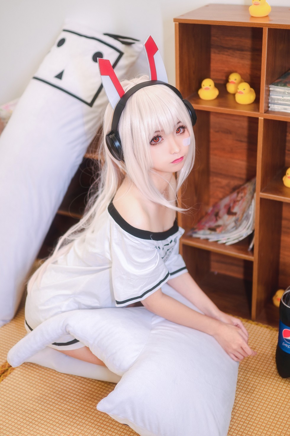 [喵糖映画]Vol.024_嫩模蠢沫沫Cosplay造型私房白色短袖配白丝袜性感写真41P