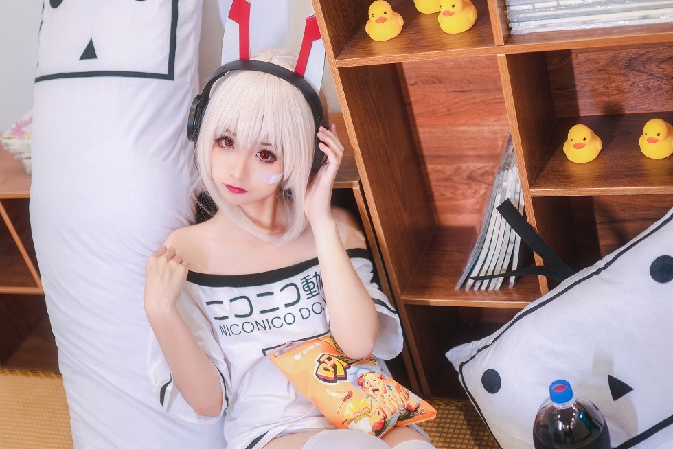 [喵糖映画]Vol.024_嫩模蠢沫沫Cosplay造型私房白色短袖配白丝袜性感写真41P