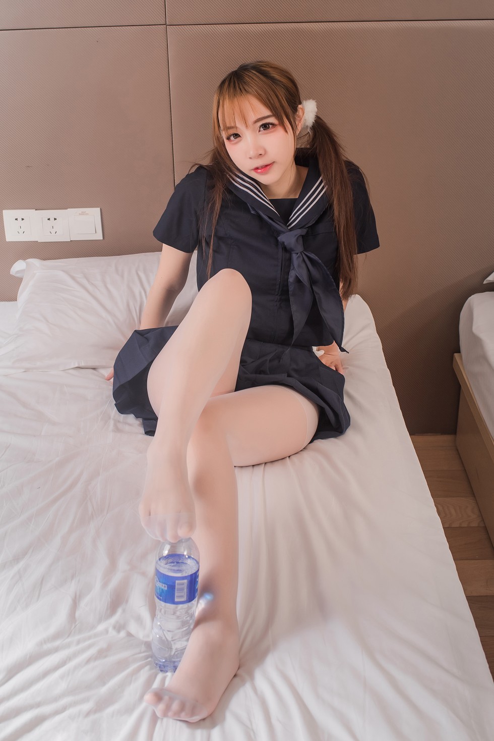 [喵糖映画]Vol.042_JK制服美少女私房床上性感白丝袜半脱秀美腿玉足写真41P
