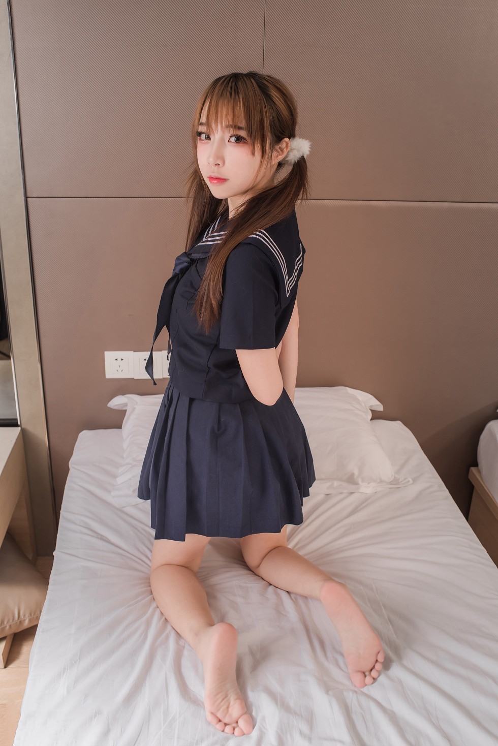 [喵糖映画]Vol.042_JK制服美少女私房床上性感白丝袜半脱秀美腿玉足写真41P