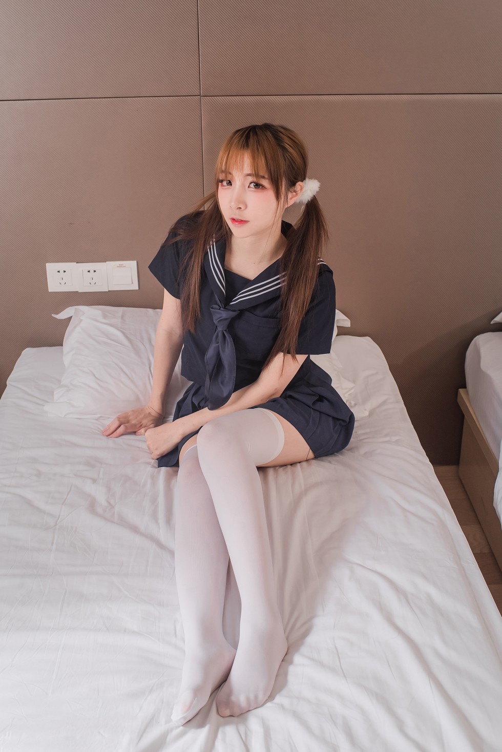 [喵糖映画]Vol.042_JK制服美少女私房床上性感白丝袜半脱秀美腿玉足写真41P