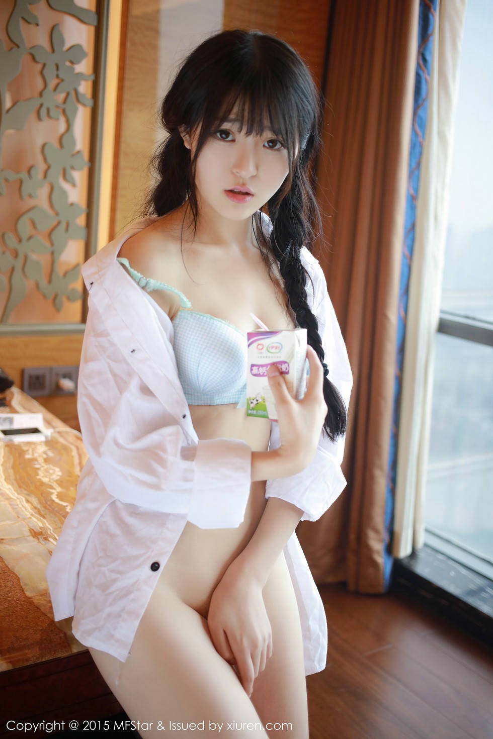 [MFStar模范学院]Vol.025_嫩模伊小七MoMo半露酥胸白嫩美臀迷人诱惑写真52P
