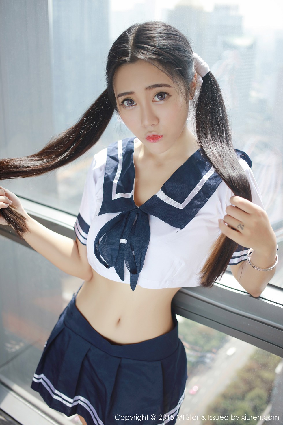 [MFStar模范学院]Vol.032_嫩模兜豆靓Youlina半脱学生制服诱惑美臀写真42P
