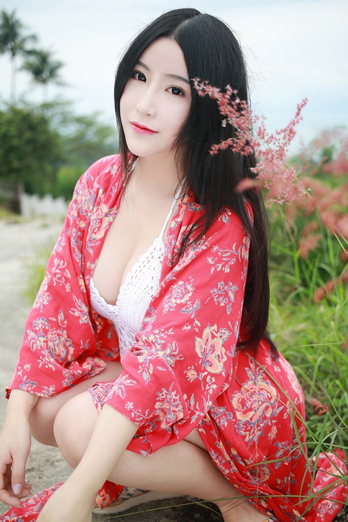 气质佳人谢芷馨豪乳外露诱惑撩人(图9)