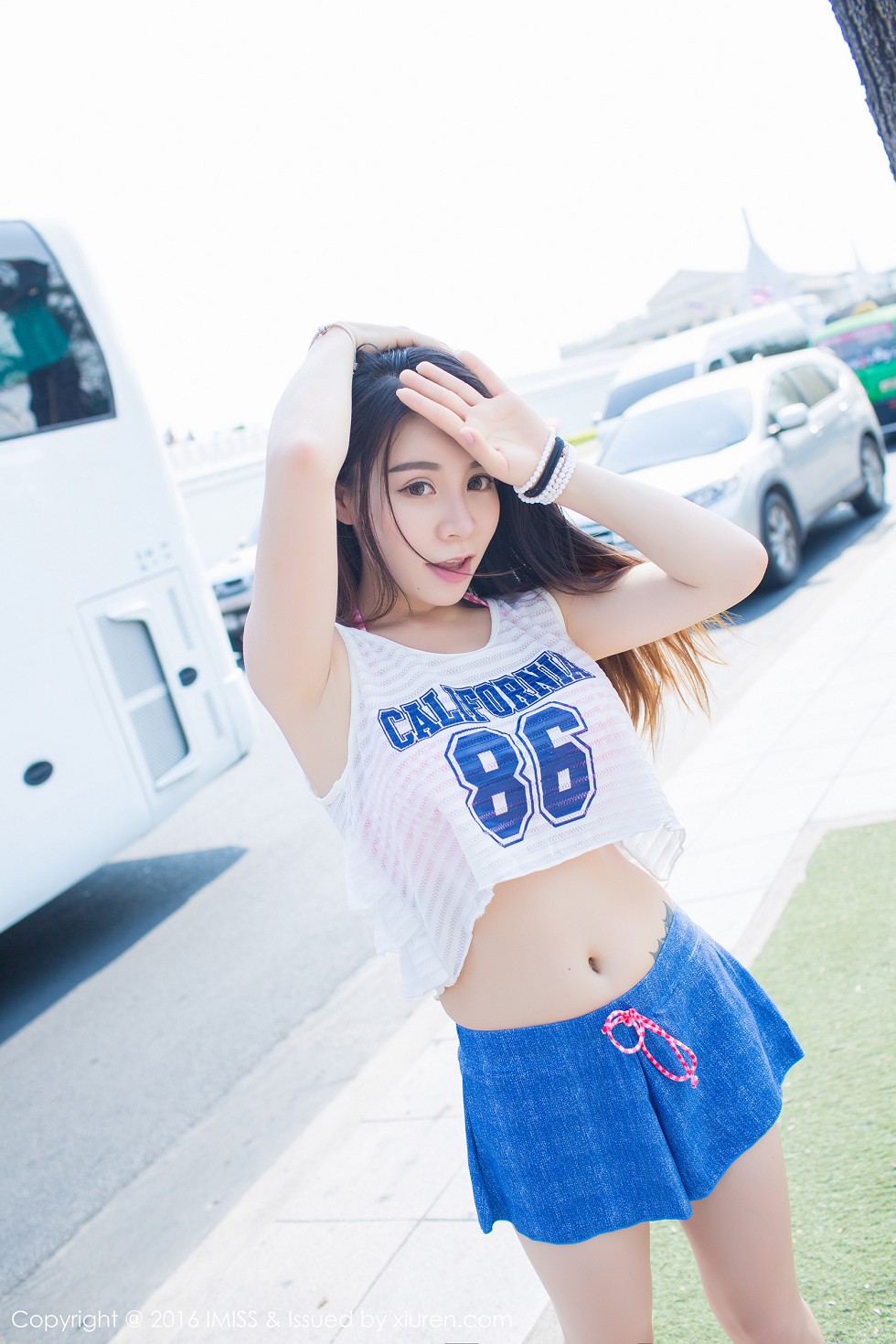 [IMISS爱蜜社]Vol.126_嫩模vetiver嘉宝贝儿夏日清凉街拍脱上衣秀豪乳写真40P