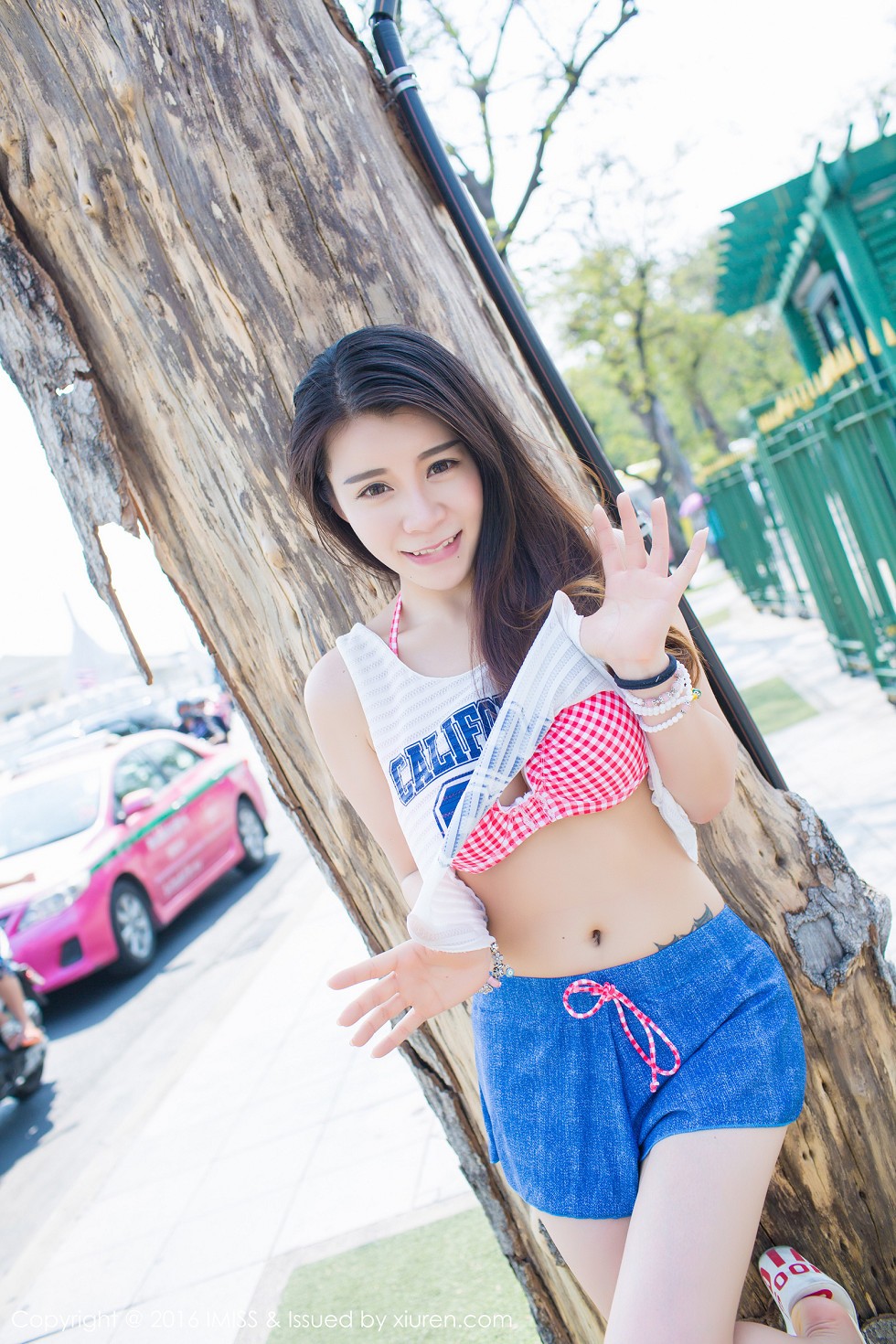 [IMISS爱蜜社]Vol.126_嫩模vetiver嘉宝贝儿夏日清凉街拍脱上衣秀豪乳写真40P