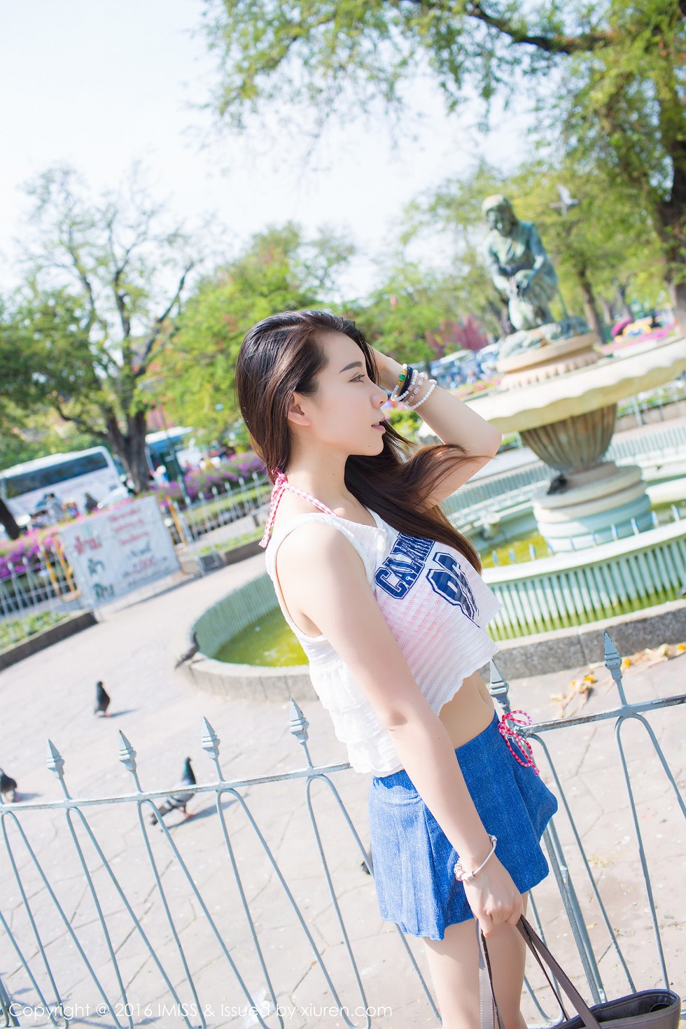 [IMISS爱蜜社]Vol.126_嫩模vetiver嘉宝贝儿夏日清凉街拍脱上衣秀豪乳写真40P