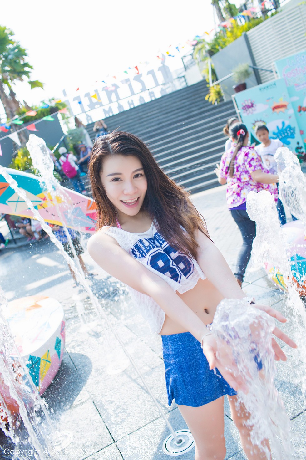 [IMISS爱蜜社]Vol.126_嫩模vetiver嘉宝贝儿夏日清凉街拍脱上衣秀豪乳写真40P
