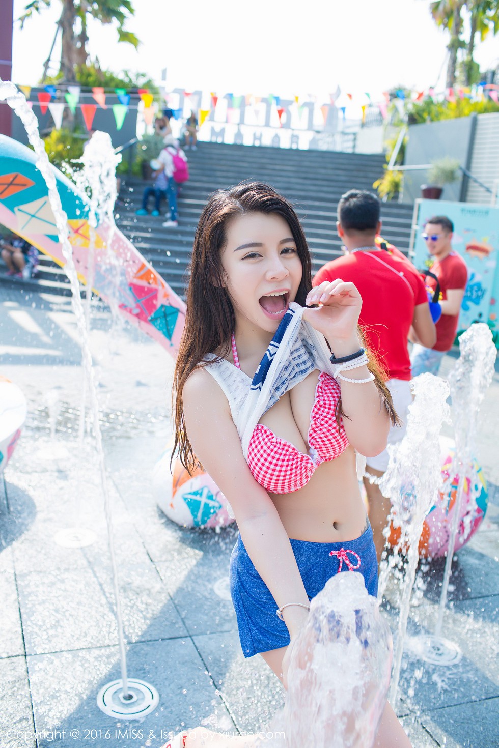 [IMISS爱蜜社]Vol.126_嫩模vetiver嘉宝贝儿夏日清凉街拍脱上衣秀豪乳写真40P