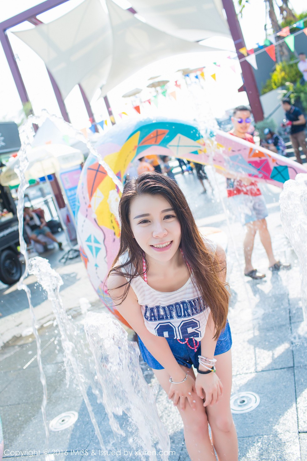 [IMISS爱蜜社]Vol.126_嫩模vetiver嘉宝贝儿夏日清凉街拍脱上衣秀豪乳写真40P