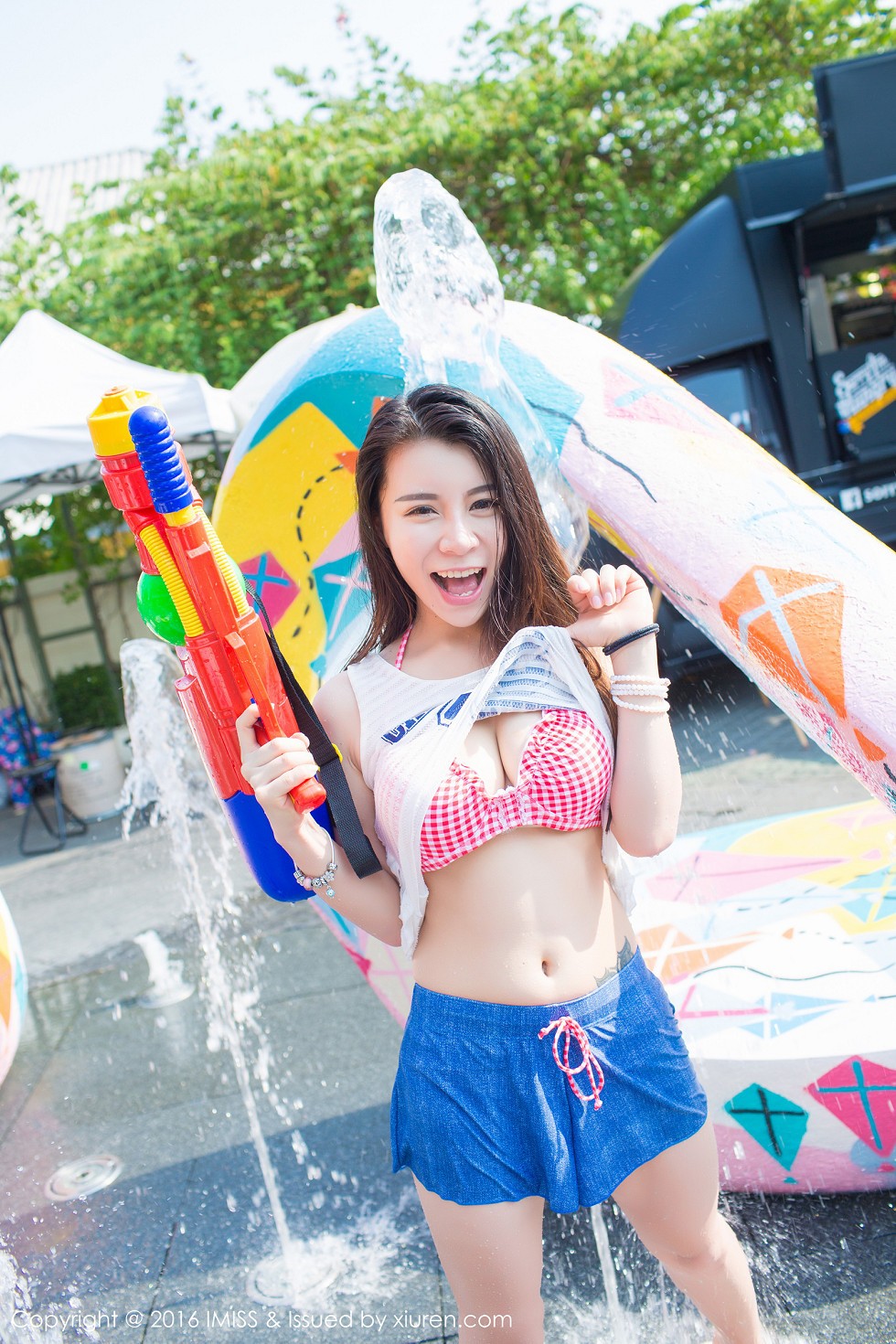 [IMISS爱蜜社]Vol.126_嫩模vetiver嘉宝贝儿夏日清凉街拍脱上衣秀豪乳写真40P