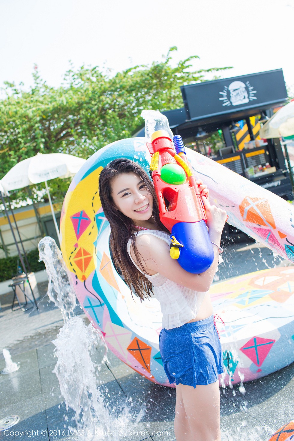 [IMISS爱蜜社]Vol.126_嫩模vetiver嘉宝贝儿夏日清凉街拍脱上衣秀豪乳写真40P