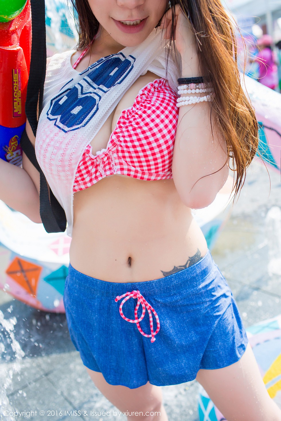 [IMISS爱蜜社]Vol.126_嫩模vetiver嘉宝贝儿夏日清凉街拍脱上衣秀豪乳写真40P