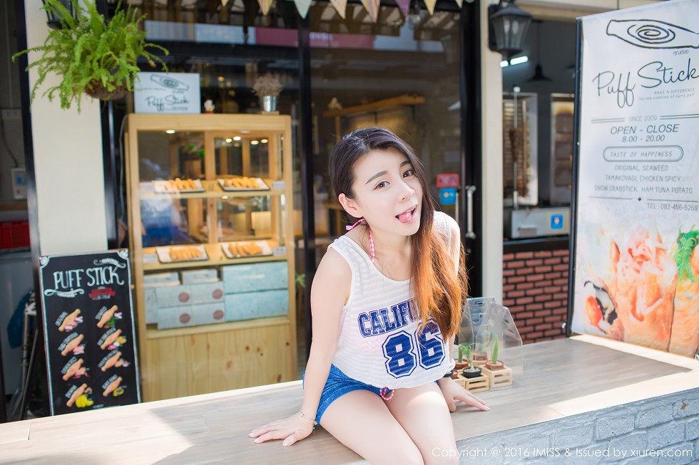 [IMISS爱蜜社]Vol.126_嫩模vetiver嘉宝贝儿夏日清凉街拍脱上衣秀豪乳写真40P