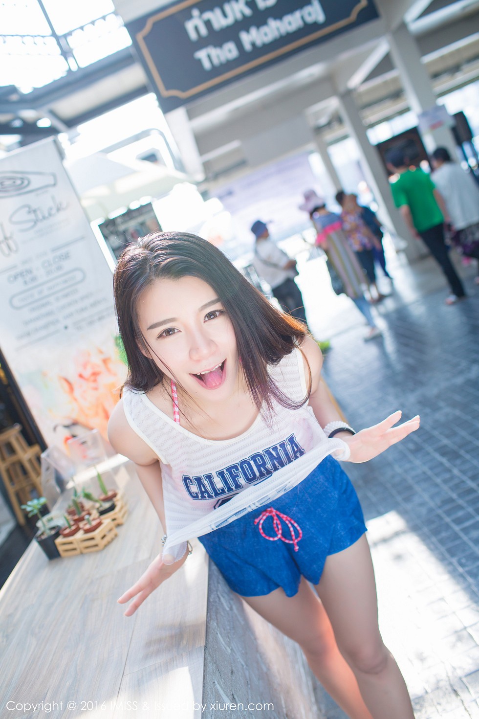 [IMISS爱蜜社]Vol.126_嫩模vetiver嘉宝贝儿夏日清凉街拍脱上衣秀豪乳写真40P
