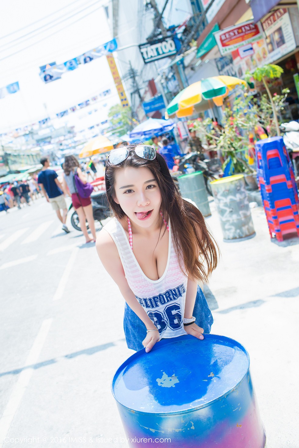 [IMISS爱蜜社]Vol.126_嫩模vetiver嘉宝贝儿夏日清凉街拍脱上衣秀豪乳写真40P