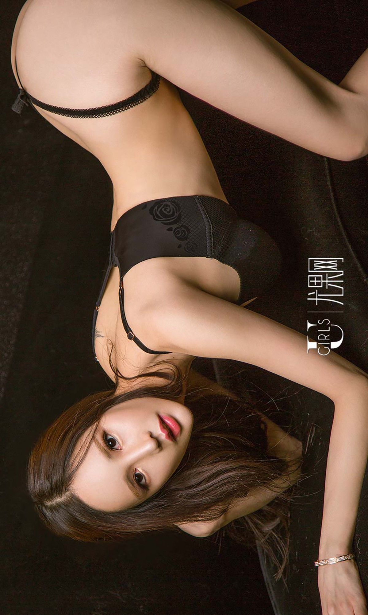 [Ugirls爱尤物]No.569_嫩模白雪居家黑白蕾丝内衣系列超薄透视秀美乳诱惑写真40P