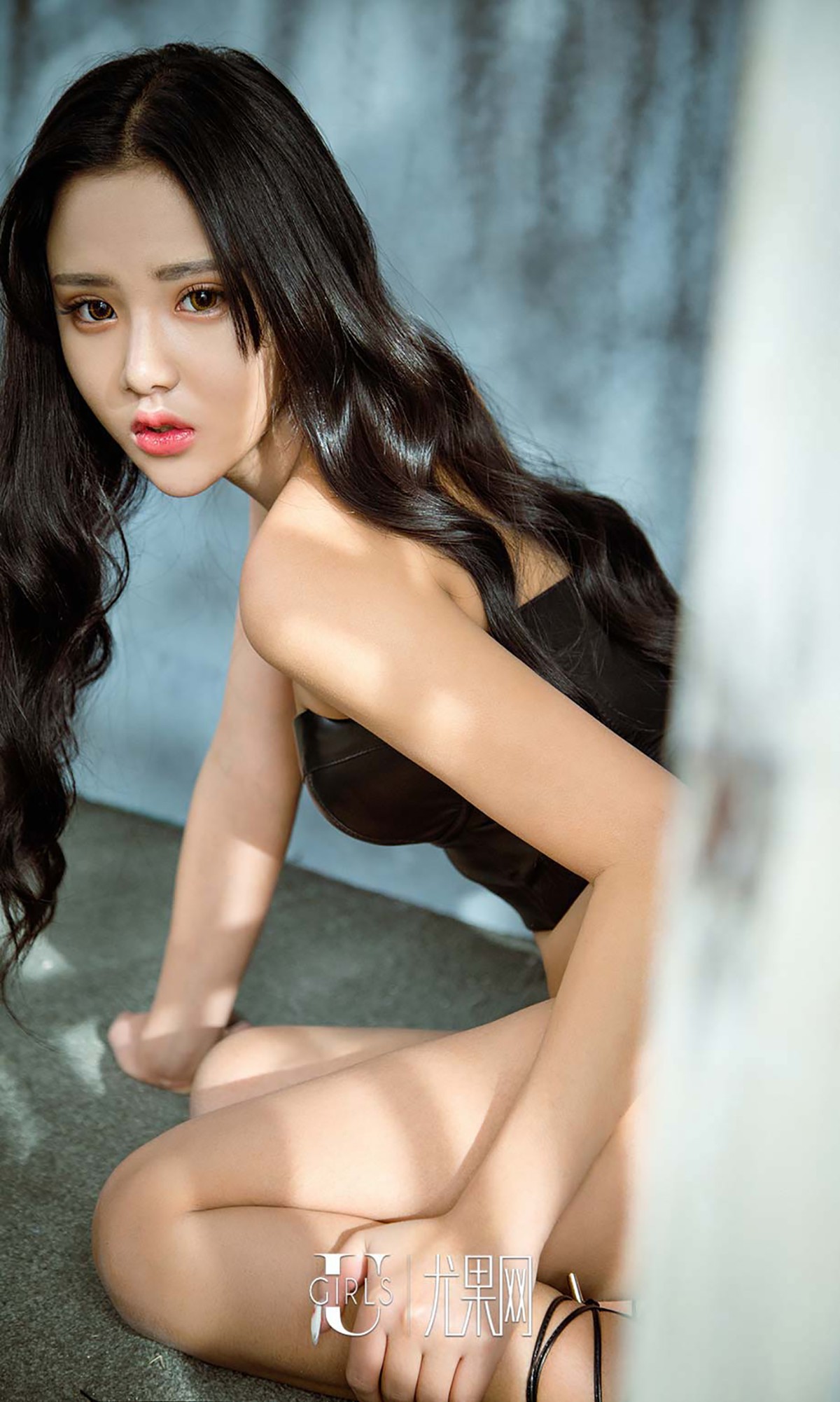 [Ugirls爱尤物]No.573_嫩模Leonie居家性感学生水手服半撩秀豪乳诱惑写真40P