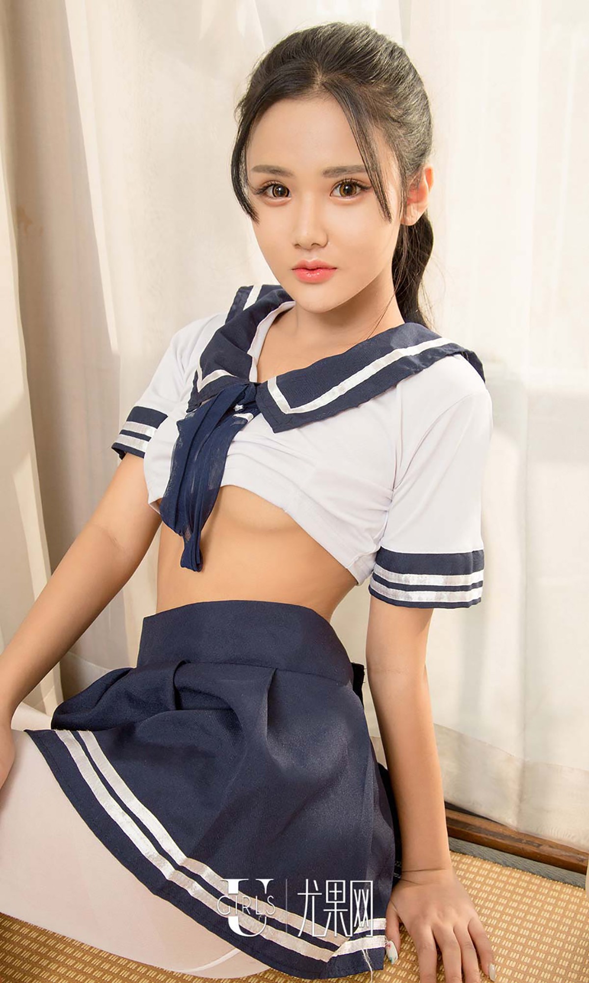 [Ugirls爱尤物]No.573_嫩模Leonie居家性感学生水手服半撩秀豪乳诱惑写真40P