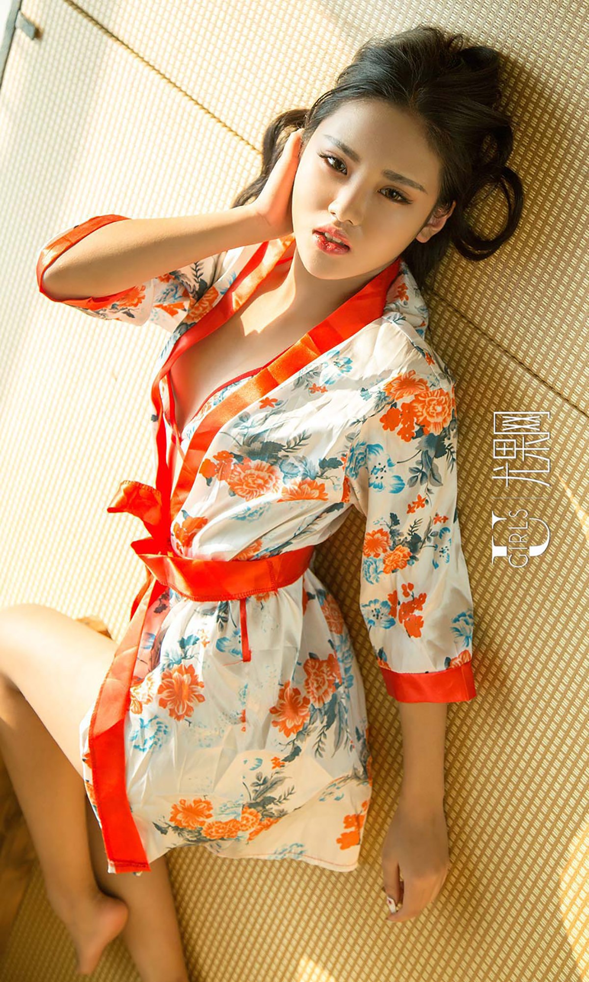 [Ugirls爱尤物]No.573_嫩模Leonie居家性感学生水手服半撩秀豪乳诱惑写真40P