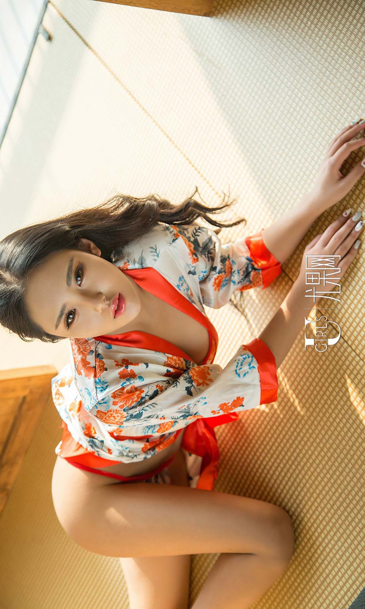 [Ugirls爱尤物]No.573_嫩模Leonie居家性感学生水手服半撩秀豪乳诱惑写真40P