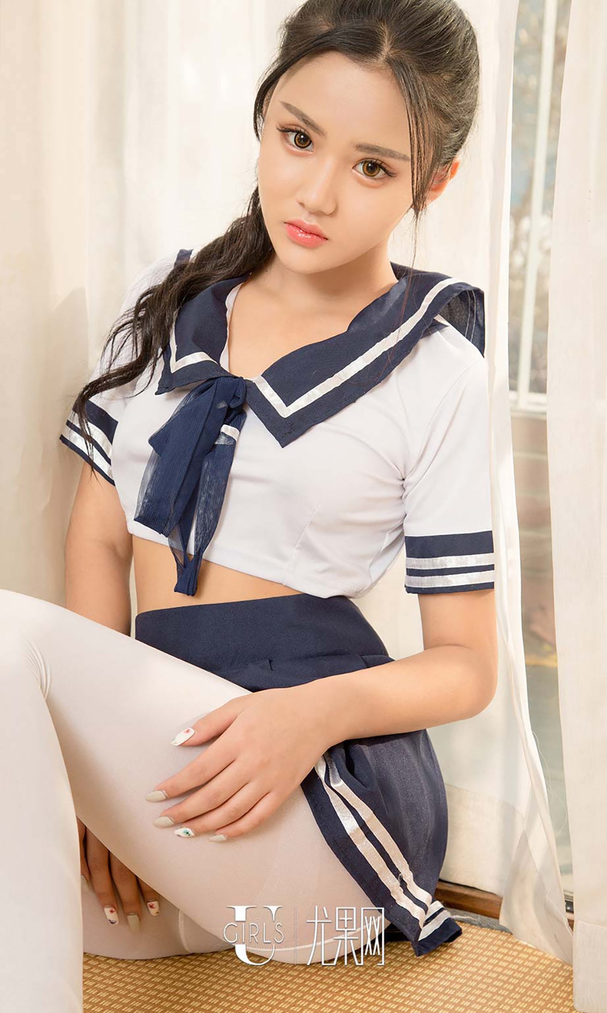 [Ugirls爱尤物]No.573_嫩模Leonie居家性感学生水手服半撩秀豪乳诱惑写真40P