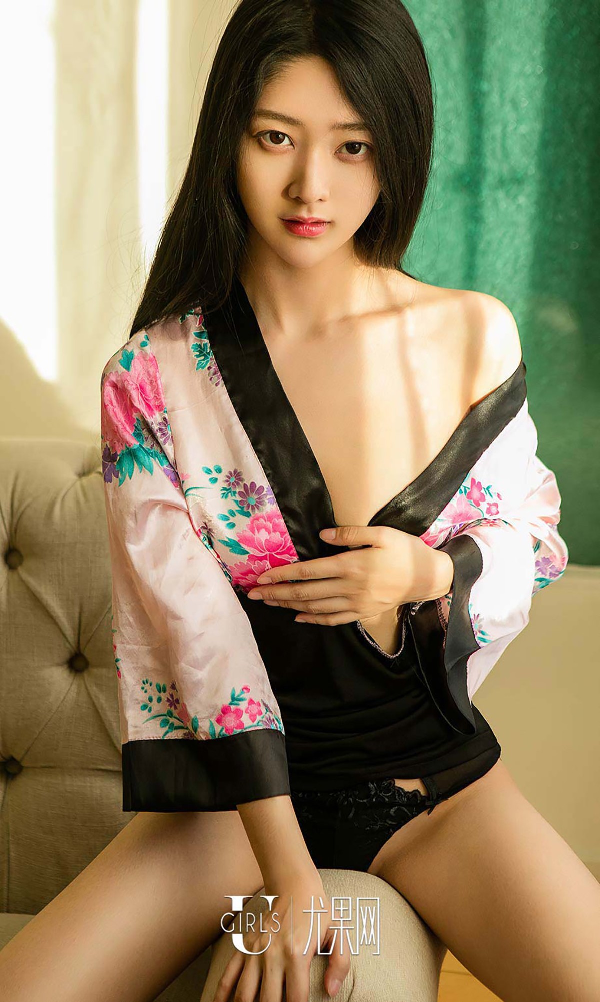 [Ugirls爱尤物]No.576_嫩模小琪居家青吊带色死库水秀完美身材白嫩美胸性感写真40P