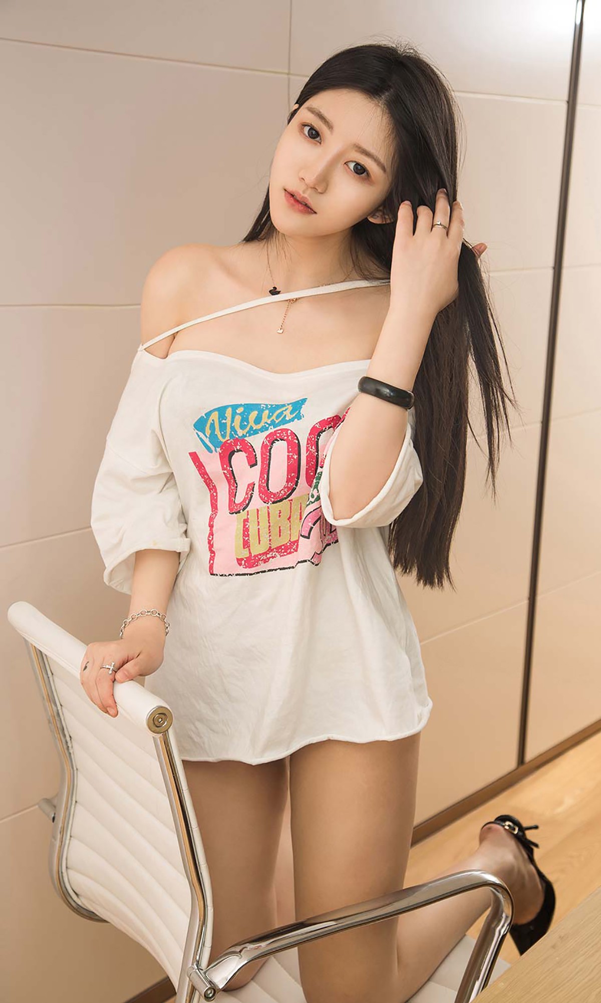 [Ugirls爱尤物]No.581_嫩模晓曦居家性感内衣系列丰满身材白嫩肌肤迷人写真40P