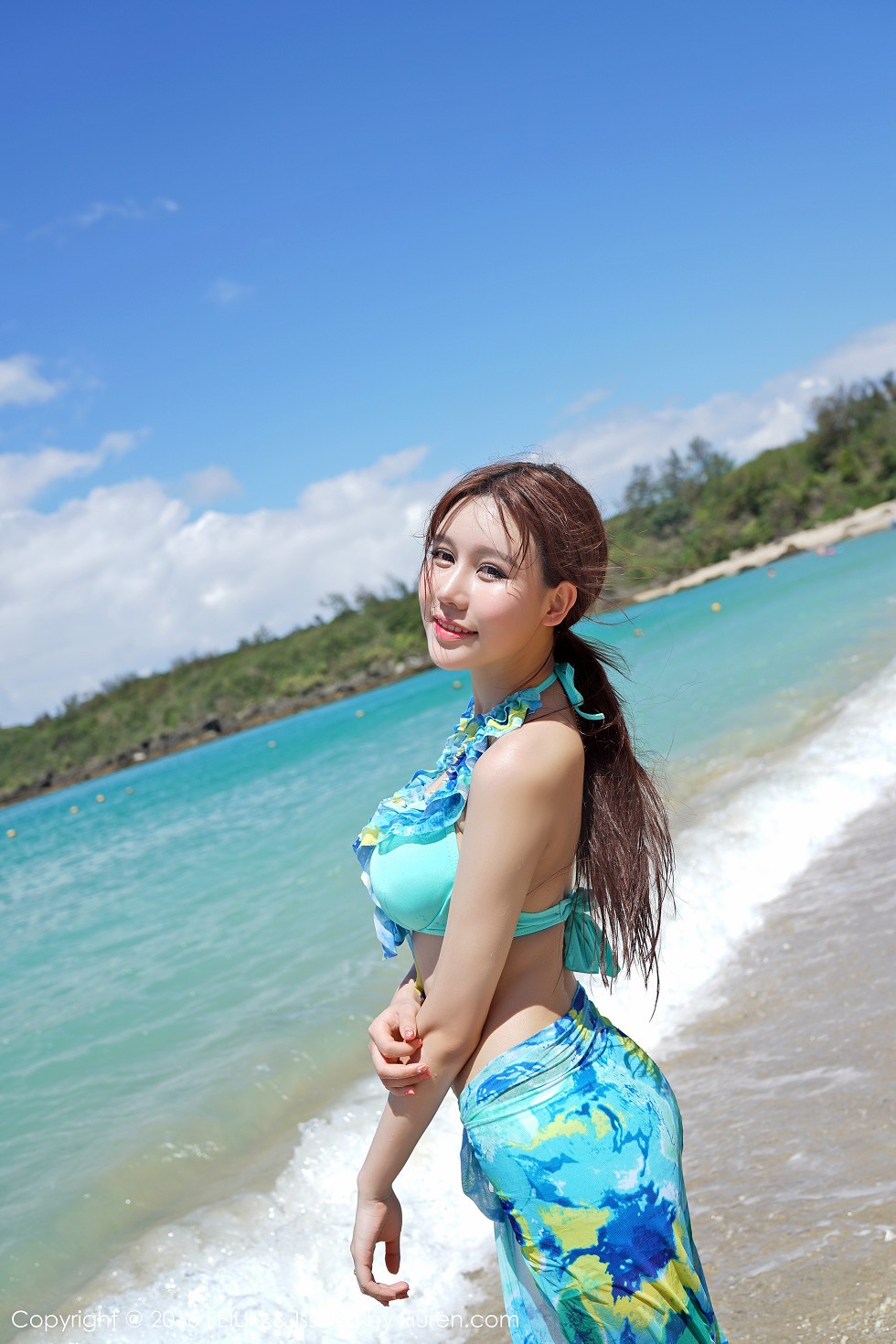 [FeiLin嗲囡囡]VOL.045_嫩模Milk楚楚沙滩花色比基尼秀完美身材性感写真46P