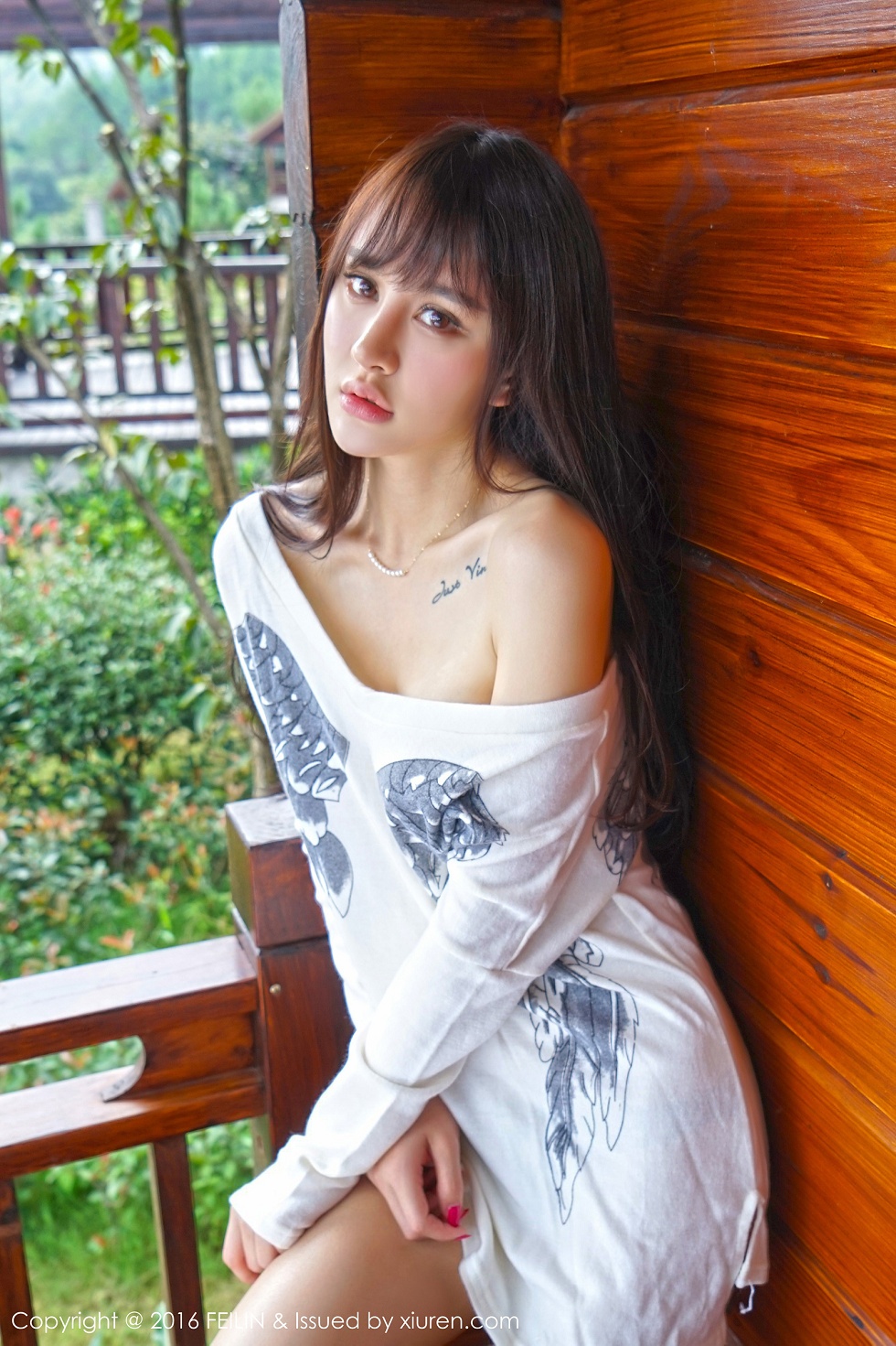 [FeiLin嗲囡囡]VOL.053_嫩模Cheryl青树撩上衣秀半球粉红内裤性感迷人写真44P