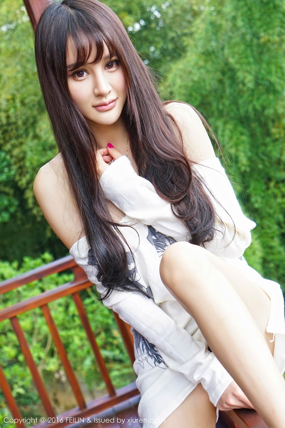 [FeiLin嗲囡囡]VOL.053_嫩模Cheryl青树撩上衣秀半球粉红内裤性感迷人写真44P