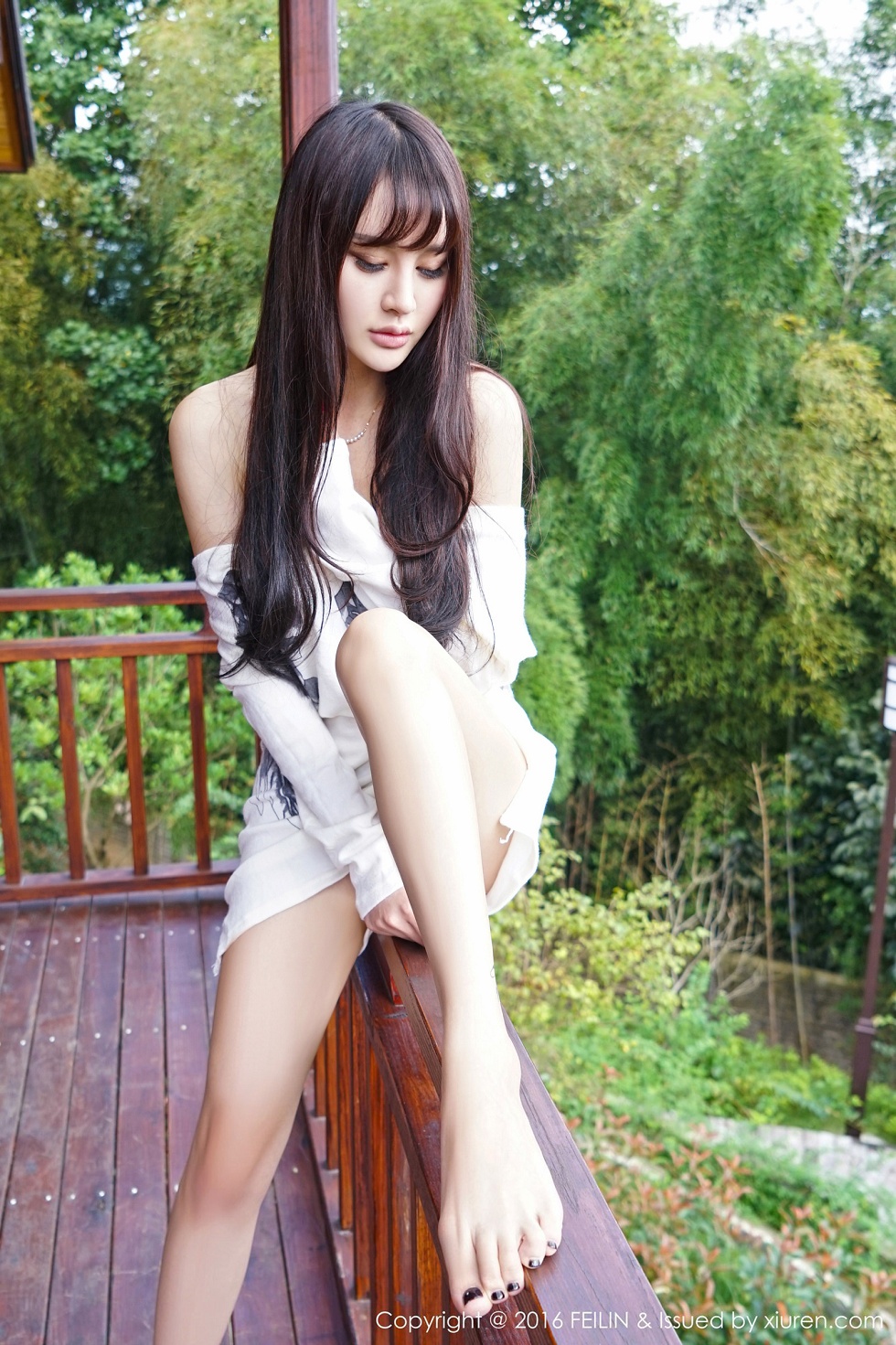 [FeiLin嗲囡囡]VOL.053_嫩模Cheryl青树撩上衣秀半球粉红内裤性感迷人写真44P