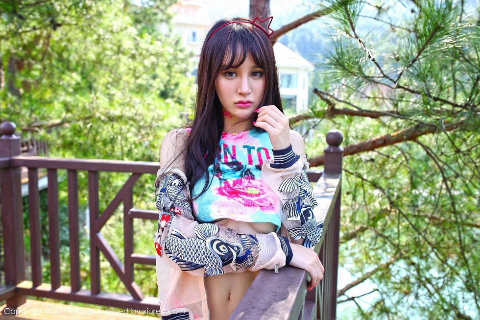 [FeiLin嗲囡囡]VOL.053_嫩模Cheryl青树撩上衣秀半球粉红内裤性感迷人写真44P