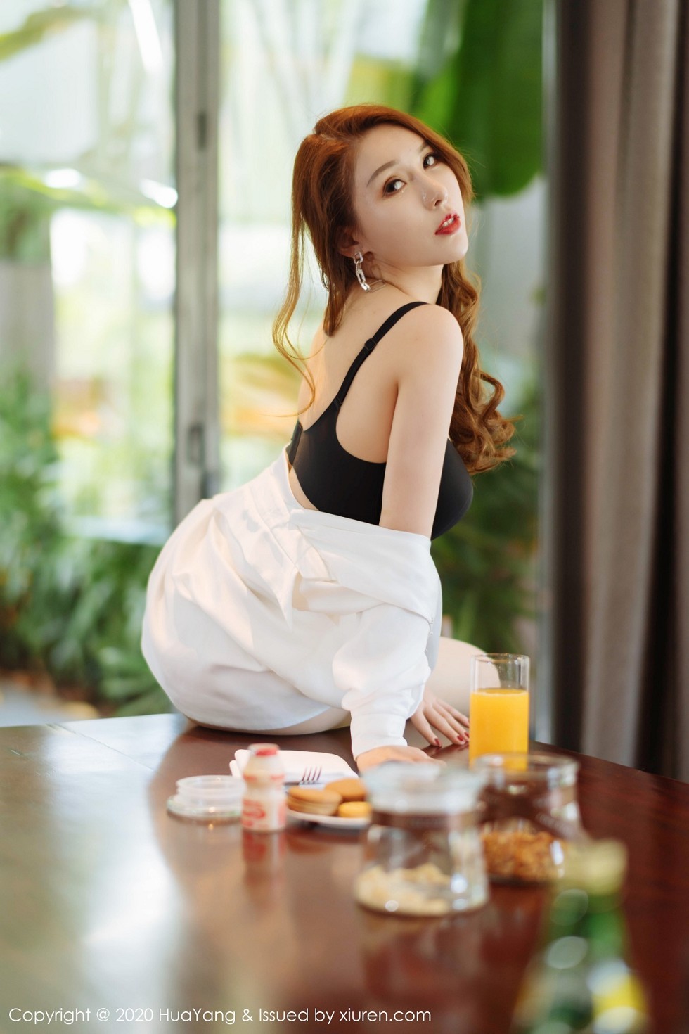 [HuaYang花漾]Vol.266_女神Egg-尤妮丝三亚旅拍私房白衬衫配肉丝裤袜秀完美身材诱惑写真64P