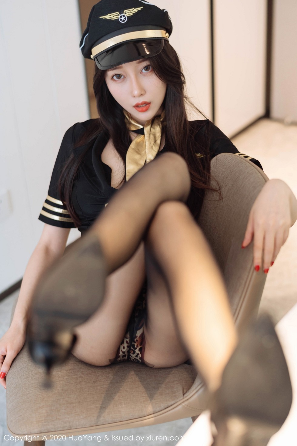 [HuaYang花漾]Vol.269_嫩模玥儿玥er机长制服主题黑丝裤袜秀豹纹内裤极致诱惑写真73P