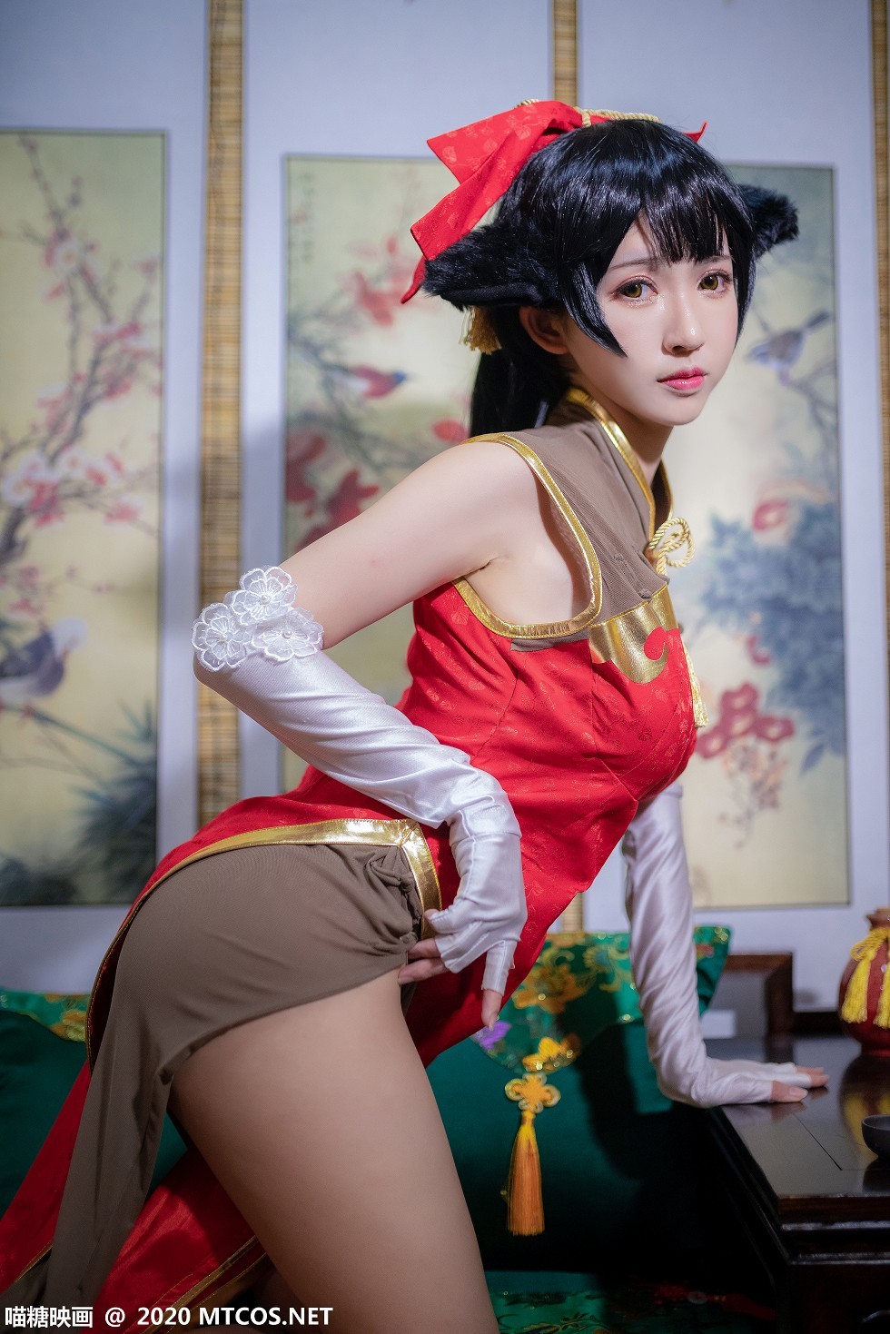 [喵糖映画]HML.015_旗袍小美女私房性感红色旗袍+银白色旗袍配白丝吊袜诱惑写真24P