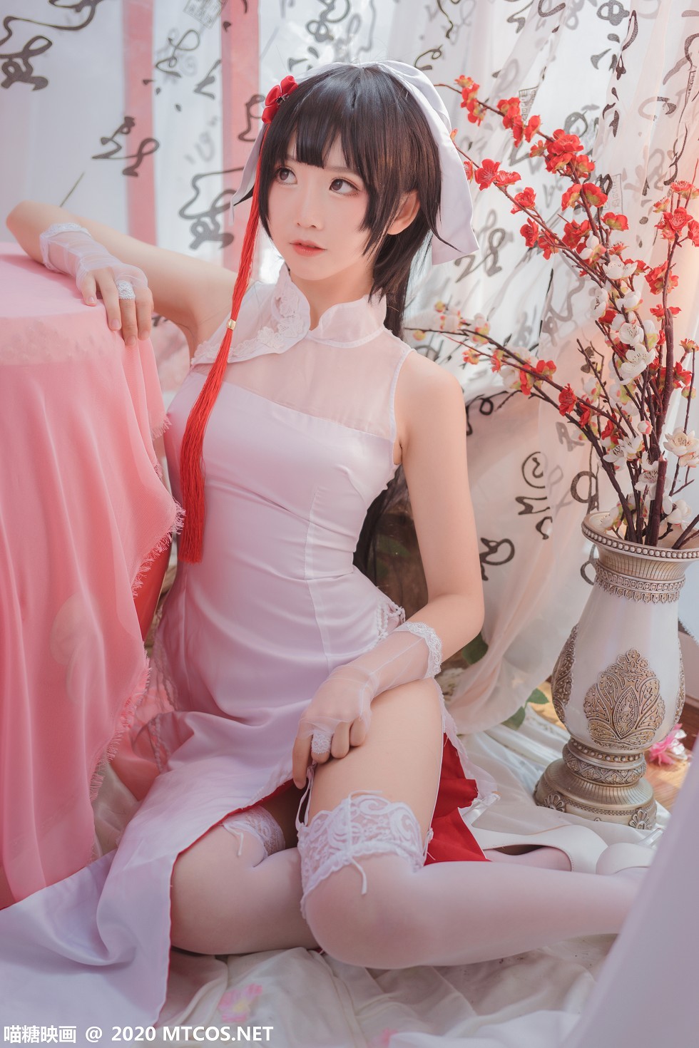 [喵糖映画]HML.017_白色旗袍美女私房白色蕾丝内裤配吊带蕾丝袜撩人诱惑写真20P