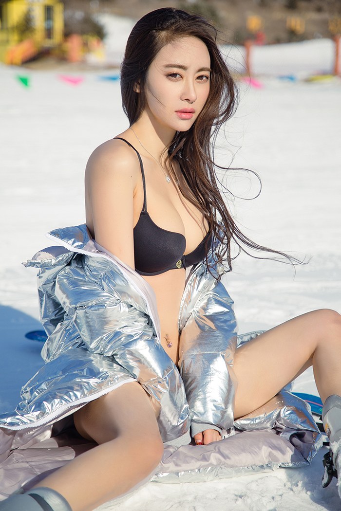 气质女神穆菲菲雪地比基尼身姿曼妙(图51)
