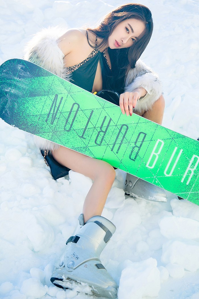 气质女神穆菲菲雪地比基尼身姿曼妙(图5)