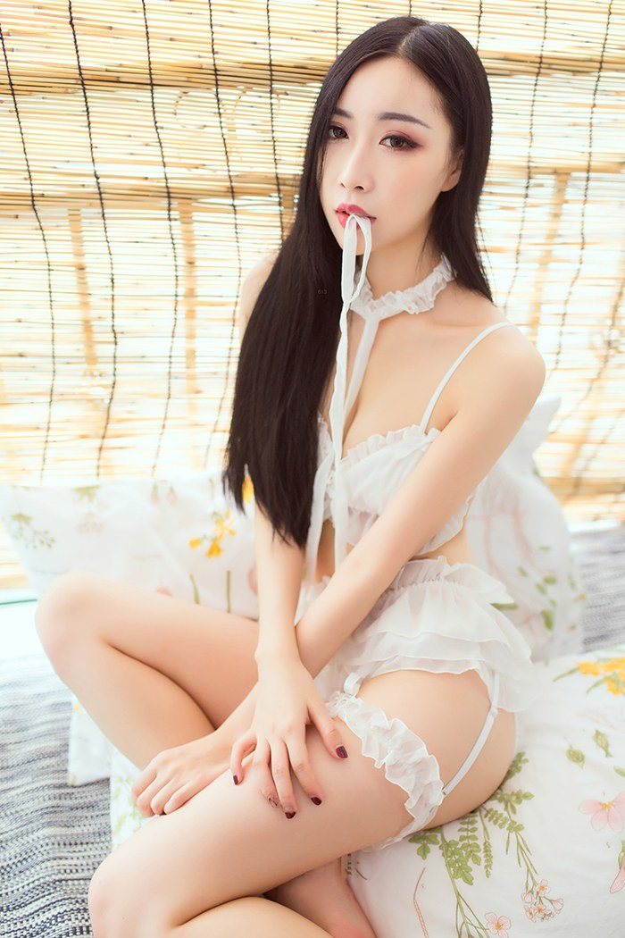 性感嫩模小雨飘窗激情秀完美身材(图23)