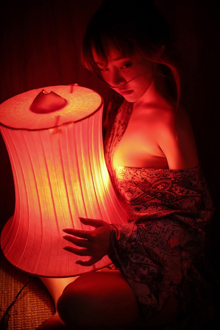 大胸妹柳侑绮性感cos巨乳跃跃欲出(图11)