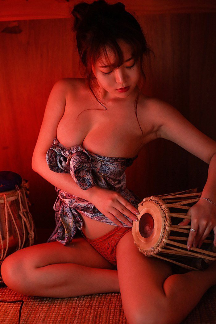 大胸妹柳侑绮性感cos巨乳跃跃欲出(图6)